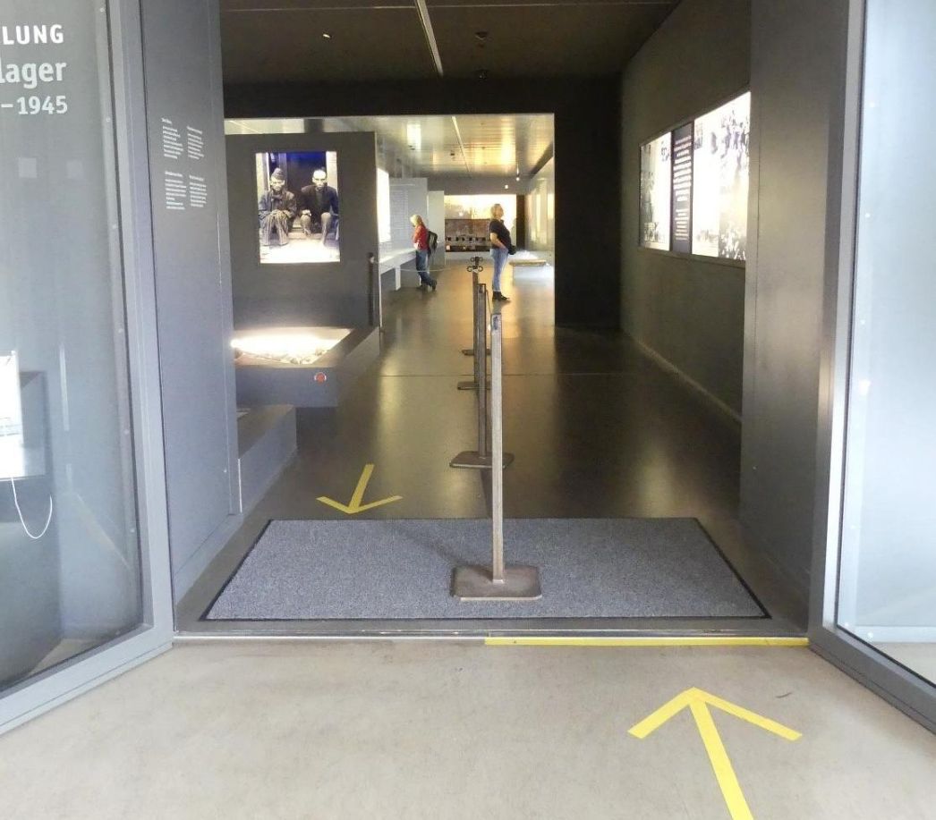 2 yellow arrows as markers on the floor indicate the running direction.