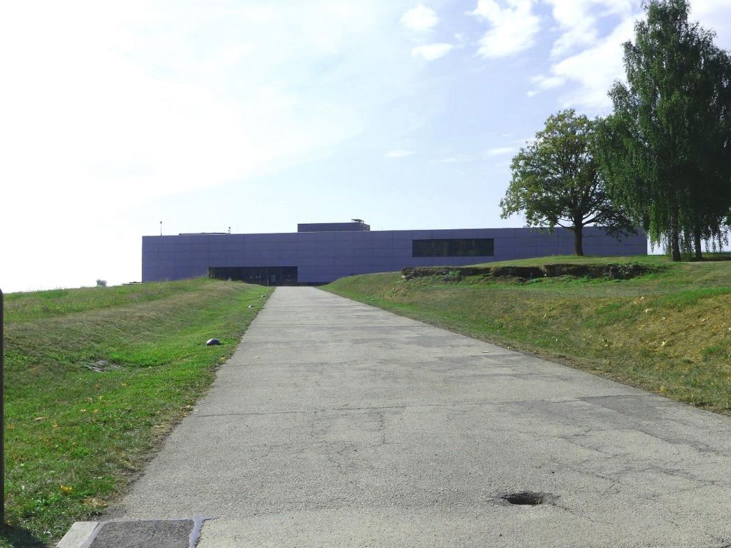 Das Bild zeigt den Fußweg zum Museumsgebäude der KZ-Gedenkstätte Mittelbau-Dora.