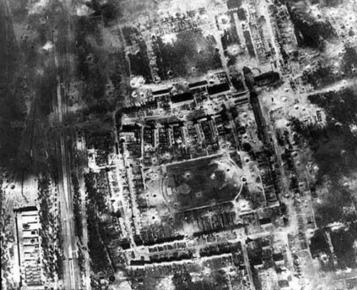 Luftbild der Wohnsiedlung der Heeresversuchsanstalt Peenemünde in Karlshagen nach der Bombardierung