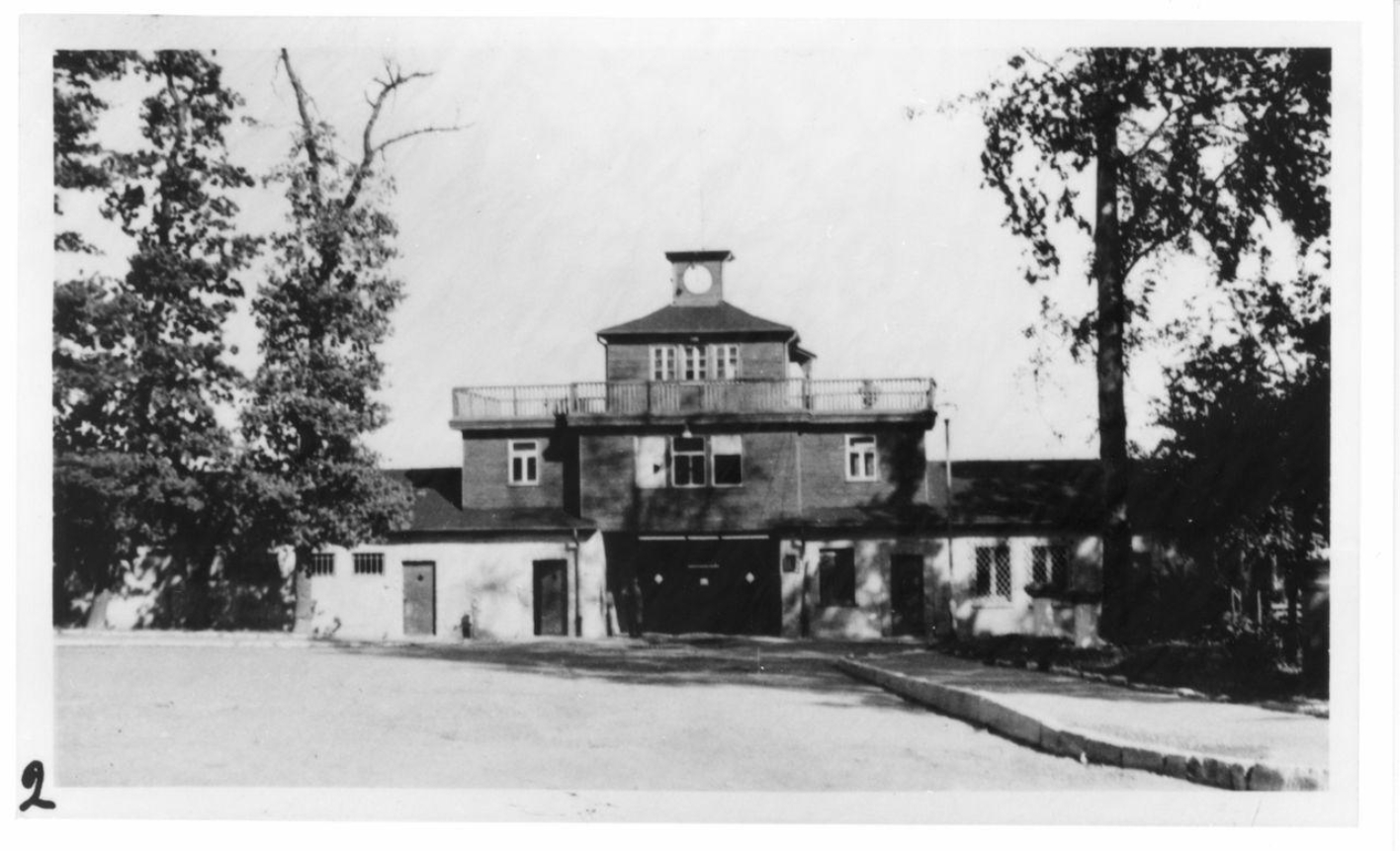 Blick auf das Torgebäude des ehemaligen KZ Buchenwald, August 1950