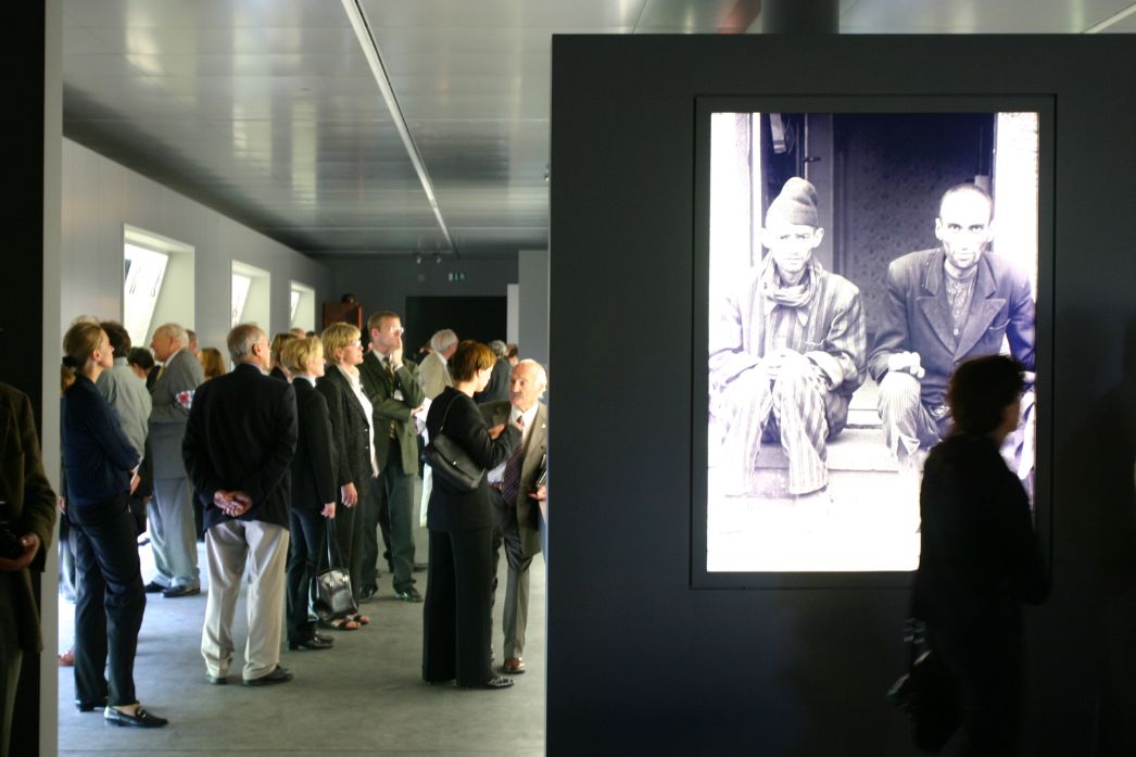 Gäste sehen sich am die Dauerausstellung am Tag der Eröffnung an.
