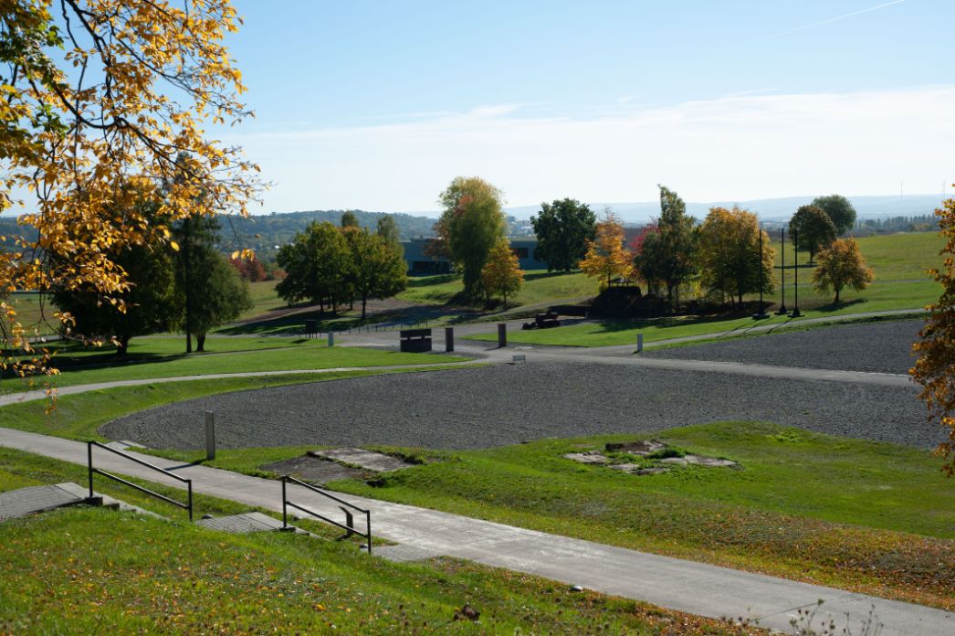 Das Bild zeigt das Außen-Gelände der Gedenkstätte.
