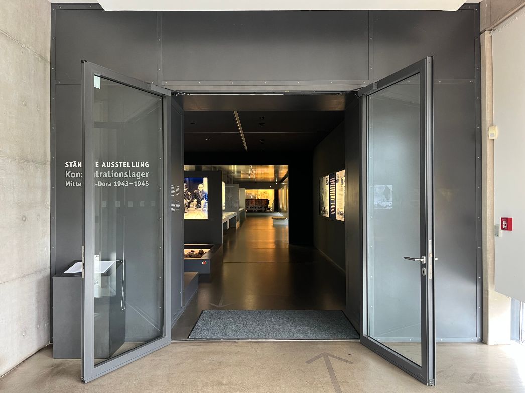 Der Eingang zur Dauerausstellung im Museumsbäude. Die Türen sind geöffnet.