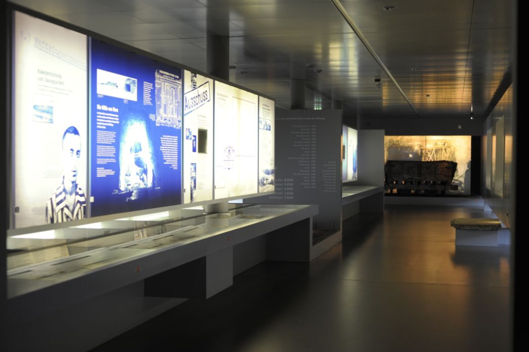 Die Dauer-Ausstellung von innen. Man sieht Ausstellungstafeln und Vitrinen auf Bauchhöhe.