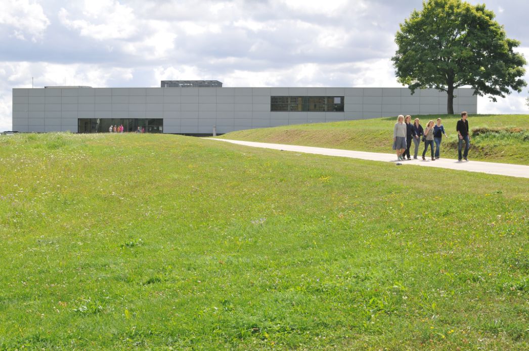 Das Bild zeigt den Fußweg zum Museumsgebäude der KZ-Gedenkstätte Mittelbau-Dora.