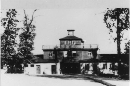 Das Torgebäude des Konzentrationslager. Der Durchgang ist mit Holz verkleidet. Der Schriftzug "Jedem das seine" ist nicht mehr sichtbar.