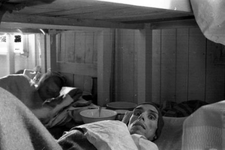 Ein befreiter Häftling des KZ-Mittelbau-Dora liegt im Krankenrevier. Bei dem Abgebildeten handelt es sich um den Belgier Gilbert Demoulin, der am 28.04.1945 im Revier verstarb.