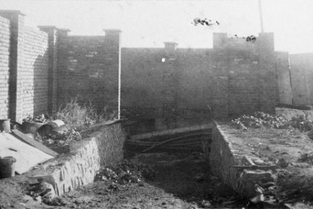 Blick auf die mit hohen Mauern umgebene Hinrichtungsstätte im Hof des Arrestzellenbaus des Konzentrationslagers Mittelbau-Dora.