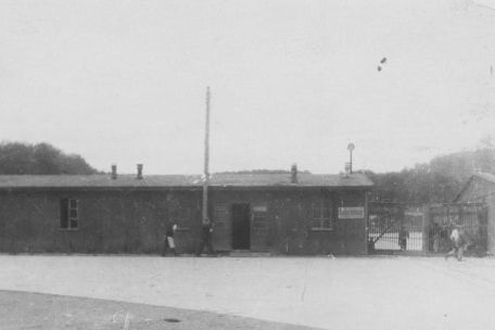 Blick auf den Lagereingang des ehemaligen Konzentrationslagers Mittelbau-Dora. Links die Eingangsbaracke Nr. 1