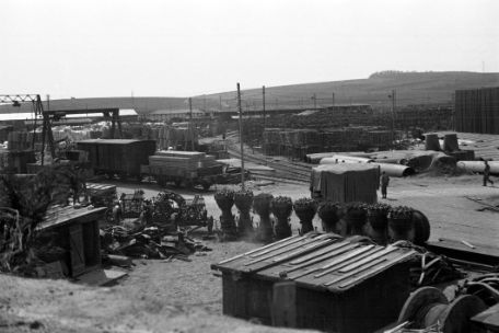 Blick vom Eingang des Fahrstollens B auf den Industriebereich des Lagers Dora, 1945 (nach der Befreiung). In der Bildmitte die Lagerstrasse, im Hintergrund das Bahnhofsgelände, im Vordergrund A4-Triebwerke.