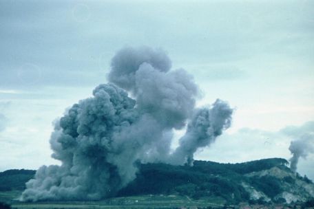 Eine große Staubwolke steigt vom Kohnstein auf.