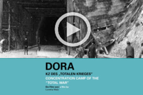Screenshot zum Film Dora - KZ des totalen Krieges. Das Bild zeigt einen Eingang zum Stollen 