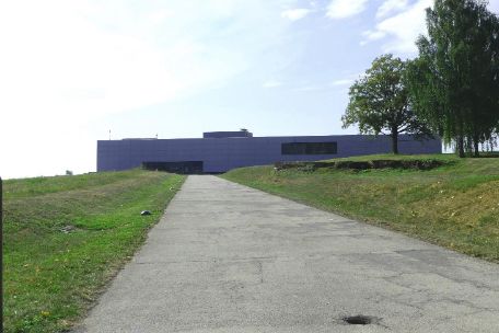 Das Bild zeigt den Fußweg zum Museumsgebäude der KZ-Gedenkstätte Mittelbau-Dora.