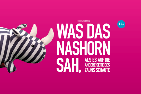 Weiße Schrift auf magentafarbenem Hintergrund: "Was das Nashorn sah, als es auf die andere Seite des Zauns schaute" Links davon ein gestreiftes Stofftier-Nashorn