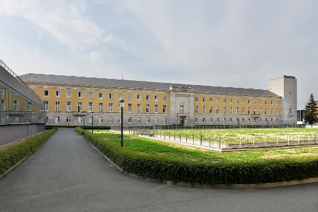 Das Südgebäude des ehemaligen NS-Gauforums in Weimar; im mittleren Bereich hinter dem Risaliten befindet sich das Museum Zwangsarbeit im Nationalsozialismus.