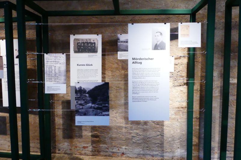 Ausstellungswand in der Sonderausstellung "Flucht". Es handelt sich um einen Verbund aus historischen Bildern und Textmaterialien, die in einen Metallrahmen gespannt sind.