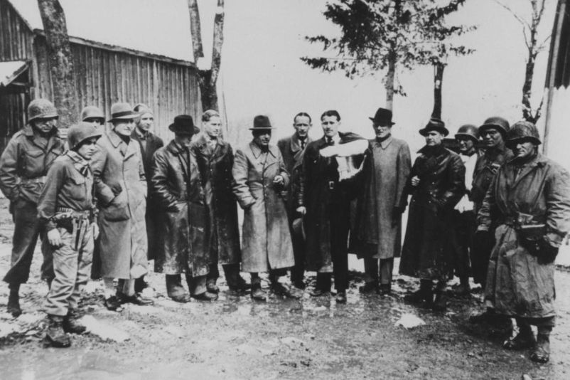 Walter Dornberger, Herbert Axter, Wernher von Braun und Hans Lindberg nach ihrer Verhaftung durch amerikanische Truppen.